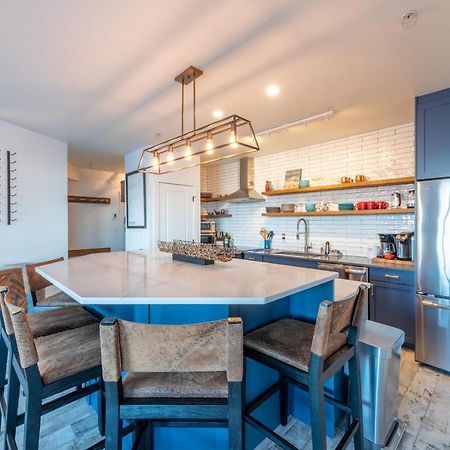 Fully Renovated Ski-In/Out Loft With Private Hot Tub! Голден Экстерьер фото
