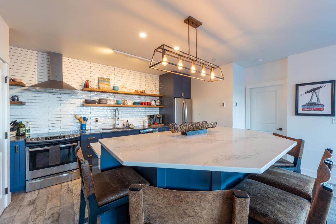 Fully Renovated Ski-In/Out Loft With Private Hot Tub! Голден Экстерьер фото